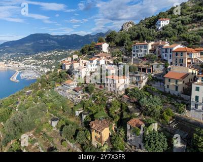 Farbenfroher Blick auf die italienische Riviera und das blaue Mittelmeer von der französisch-italienischen Grenze im Dorf Grimaldi, Ventimiglia in der Nähe von San-Remo, Reiseziel Stockfoto