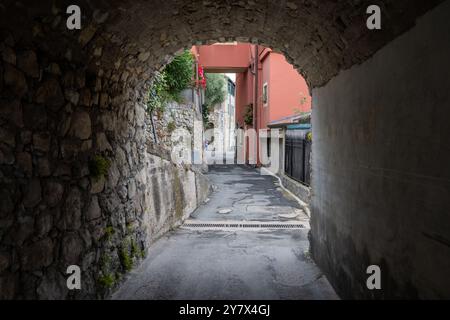 Farbenfroher Blick auf die italienische Riviera und das blaue Mittelmeer von der französisch-italienischen Grenze im Dorf Grimaldi, Ventimiglia in der Nähe von San-Remo, Reiseziel Stockfoto