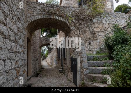 Farbenfroher Blick auf die italienische Riviera und das blaue Mittelmeer von der französisch-italienischen Grenze im Dorf Grimaldi, Ventimiglia in der Nähe von San-Remo, Reiseziel Stockfoto