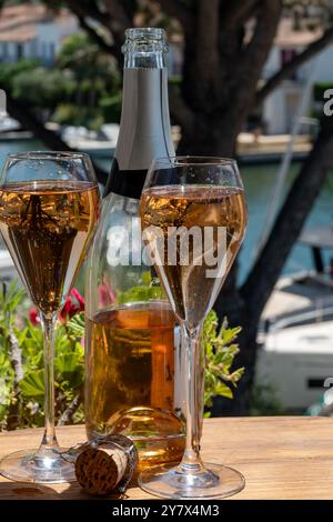 Französischer Brut Rose Champagner Sekt in Tulpengläsern im Yachthafen Port Grimaud in der Nähe von Saint-Tropez, Urlaub an der französischen Riviera, Var, Frankreich ist Stockfoto