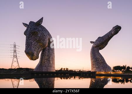 Berühmte schottische Touristenattraktion, die Kelpies Skulpturen im Helix, Grangemouth, Falkirk, Schottland, Großbritannien. Weitwinkelfoto. Stockfoto