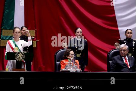 Mexiko-Stadt; Mexiko: 10.01.2024.- Claudia Sheinbaum erhält das Präsidentenamt von Ifigenia Martínez, einer historischen Figur der mexikanischen Linken, in Anwesenheit von Andrés Manuel López Obrador. In ihrer ersten Rede als Präsidentin von Mexiko verteidigt Sheinbaum die Justizreform, garantiert Investitionen im Land und betont die Gleichstellung der Geschlechter in ihrer Regierung. An der offiziellen Zeremonie nahmen Dutzende von Präsidenten, Vizepräsidenten und Diplomaten aus der ganzen Welt Teil. Foto: Juan Carlos Rojas Stockfoto