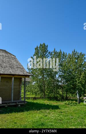 Holzhütten umgeben von Natur im Ukrainischen Heritage Village in Kanada, an einem sonnigen Tag Stockfoto