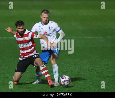 Barrow's Elliot Newby kämpft am Dienstag, den 1. Oktober 2024 im Keepmoat Stadium in Doncaster, Doncaster, um Brandon Fleming im Sky Bet League 2 Spiel zwischen den Doncaster Rovers und Barrow. (Foto: Mark Fletcher | MI News) Credit: MI News & Sport /Alamy Live News Stockfoto