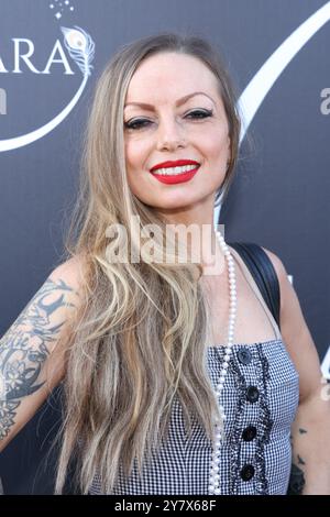 Burbank, Kalifornien, USA. 30. September 2024. Sängerin Suzi Rawn bei der Grand Opening Celebration von Satara Wellness in Burbank, Kalifornien. Quelle: Sheri Determan Stockfoto