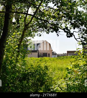 Holzhütten umgeben von Natur im Ukrainischen Heritage Village in Kanada, an einem sonnigen Tag Stockfoto