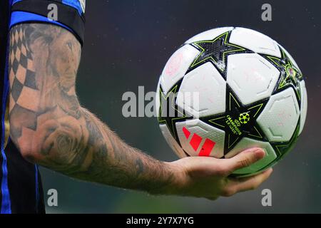 Mailand, Italien. Oktober 2024. Offizieller Ball während des UEFA Champions League-Fußballspiels zwischen Inter und FC Crvena im San Siro Stadion in Mailand, Norditalien, Dienstag, 1. Oktober 2024. Sport - Fußball . (Foto: Spada/LaPresse) Credit: LaPresse/Alamy Live News Stockfoto