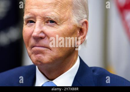 Washington, Usa. Oktober 2024. US-Präsident Joe Biden erhält am 1. Oktober 2024 ein interinstitutionelles Briefing über die Reaktion des Hurrikans Helene im Weißen Haus in Washington. Foto: Yuri Gripas/ABACAPRESS. COM Credit: Abaca Press/Alamy Live News Stockfoto