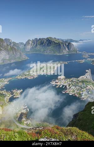 Aus der Vogelperspektive über das Dorf reine und Fjorde und Berge auf den Lofoten-Inseln, Norwegen. Stockfoto