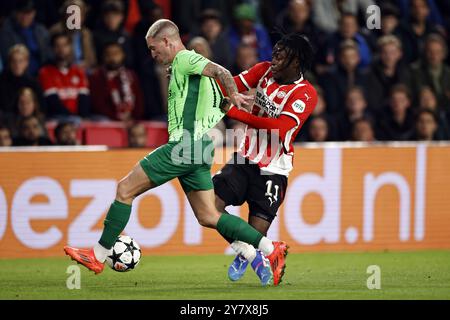 EINDHOVEN - (l-r) Nuno Santos von Sporting Sporting CP, Johan Bakayoko vom PSV Eindhoven während des UEFA Champions League-Spiels zwischen PSV Eindhoven und Sporting CP im Phillips-Stadion am 1. Oktober 2024 in Eindhoven, Niederlande. ANP MAURICE VAN STEEN Stockfoto