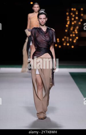 Paris, Frankreich. September 2024. Model Sandra Murray ist auf dem Catwalk der Victoria Beckham Fashion Show während der Frühjahr Sommer 2025 Collections Fashion Show auf der Paris Fashion Week am 27. September 2024 zu sehen (Foto: Jonas Gustavsson/SIPA USA) Credit: SIPA USA/Alamy Live News Stockfoto