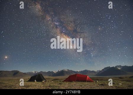 Milchstraße über den Großen Pamir Palette von Afghanistan aus unserem Camp am See Zorkul, Tadschikistan. Stockfoto