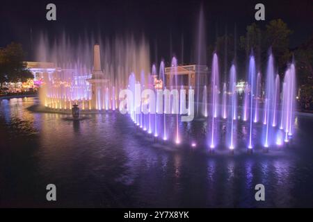 Magische Brunnenvorstellung auf der Plaza Salcedo, Vigan, Ilocos Sur, Philippinen. Stockfoto