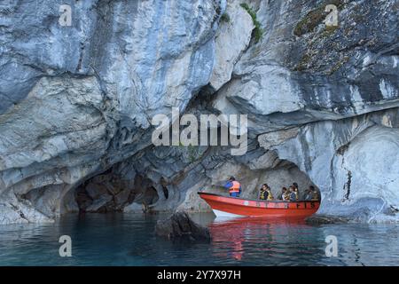 Touristenboot zur Erkundung der surrealen Marmorhöhlen (Capilla de Marmol), Rio Tranquilo, Aysen, Patagonien, Chile. Stockfoto