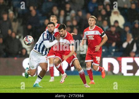 Middlesbrough Finn Azaz fordert den Ball mit Alex Mowatt von West Bromwich Albion während des Sky Bet Championship-Spiels zwischen West Bromwich Albion und Middlesbrough am Dienstag, 1. Oktober 2024, in den Hawthorns in West Bromwich. (Foto: Trevor Wilkinson | MI News) Credit: MI News & Sport /Alamy Live News Stockfoto