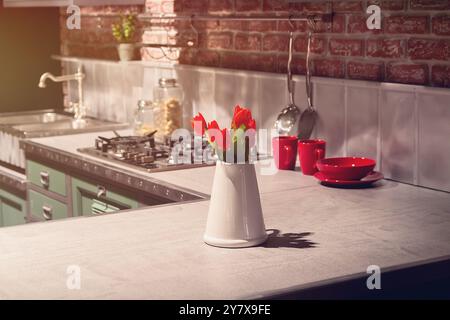 Küche Esszimmer im Landhausstil, rustikaler Stil im Inneren, Küche im Abendlicht Stockfoto
