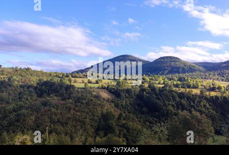 Ein Blick auf die Landschaft des Berges Zlatibor in Serbien an einem sonnigen Tag. Stockfoto