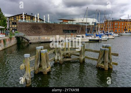 Stralsund, Segelboote im Querkanal, Altstadt, Ozeaneum Stralsund, Mecklenburg-Vorpommern, Deutschland *** Stralsund, Segelboote im Querkanal, Altstadt, Ozeaneum Stralsund, Mecklenburg-Vorpommern, Deutschland Stockfoto