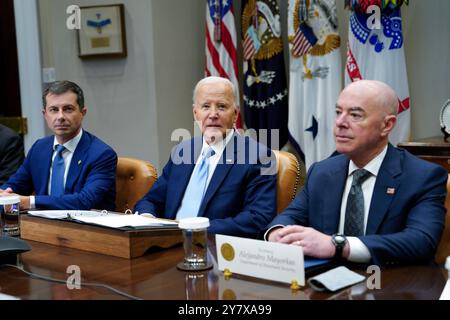 Washington, USA. Oktober 2024. US-Präsident Joe Biden sitzt zwischen Verkehrsminister Pete Buttigieg (L) und Alejandro Mayorkas, dem Minister für Heimatschutz, während eines interinstitutionellen Briefings über die Reaktion des Hurrikans Helene im Weißen Haus in Washington am 1. Oktober 2024. Foto: Yuri Gripas/Pool/SIPA USA Credit: SIPA USA/Alamy Live News Stockfoto