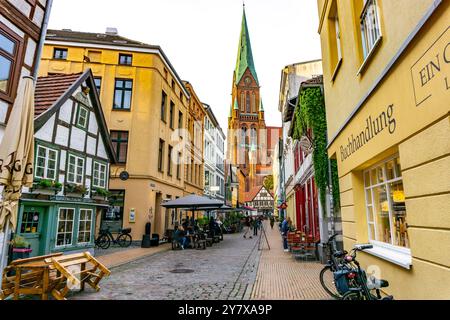 Die historische Altstadt von Schwerin, Buschstraße, Gasse mit viel Gastronomie, St.-Marien-Dom zu Schwerin, Mecklenburg-Vorpommern, Deutschland, Altstadt Schwerin *** die historische Altstadt von Schwerin, Buschstraße, Gasse mit vielen Restaurants, St. Marien Dom zu Schwerin, Mecklenburg-Vorpommern, Deutschland, Altstadt Schwerin Stockfoto