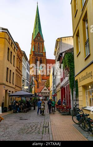 Die historische Altstadt von Schwerin, Buschstraße, Gasse mit viel Gastronomie, St.-Marien-Dom zu Schwerin, Mecklenburg-Vorpommern, Deutschland, Altstadt Schwerin *** die historische Altstadt von Schwerin, Buschstraße, Gasse mit vielen Restaurants, St. Marien Dom zu Schwerin, Mecklenburg-Vorpommern, Deutschland, Altstadt Schwerin Stockfoto