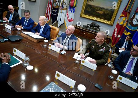 Washington, Usa. Oktober 2024. Präsident Joe Biden erhält am 1. Oktober 2024 ein interinstitutionelles Briefing über die Reaktion des Hurrikans Helene im Weißen Haus in Washington. Foto: Yuri Gripas/UPI Credit: UPI/Alamy Live News Stockfoto