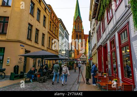 Die historische Altstadt von Schwerin, Buschstraße, Gasse mit viel Gastronomie, St.-Marien-Dom zu Schwerin, Mecklenburg-Vorpommern, Deutschland, Altstadt Schwerin *** die historische Altstadt von Schwerin, Buschstraße, Gasse mit vielen Restaurants, St. Marien Dom zu Schwerin, Mecklenburg-Vorpommern, Deutschland, Altstadt Schwerin Stockfoto