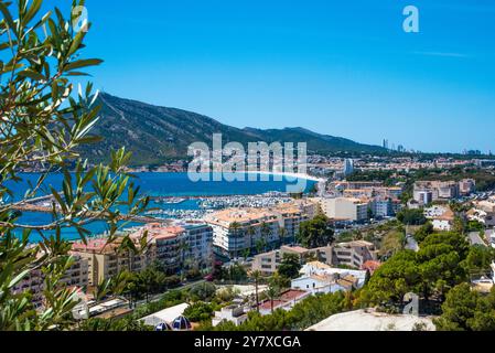 Altea, weißes Dorf an der Costa Blanca, Blick von Kirchberg nach Sierra Helada und Benidorm, Provinz Alicante, Spanien Stockfoto