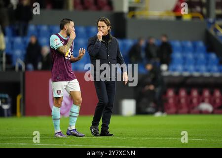 Burnley-Trainer Scott Parker (rechts) und Josh Brownhill nach dem Sky Bet Championship-Spiel in Turf Moor, Burnley. Bilddatum: Dienstag, 1. Oktober 2024. Stockfoto