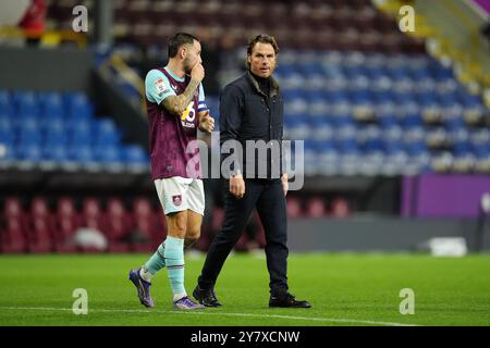 Burnley-Trainer Scott Parker (rechts) und Josh Brownhill nach dem Sky Bet Championship-Spiel in Turf Moor, Burnley. Bilddatum: Dienstag, 1. Oktober 2024. Stockfoto