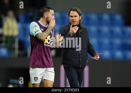 Burnley-Trainer Scott Parker (rechts) und Josh Brownhill nach dem Sky Bet Championship-Spiel in Turf Moor, Burnley. Bilddatum: Dienstag, 1. Oktober 2024. Stockfoto