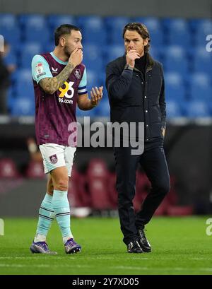 Burnley-Trainer Scott Parker (rechts) und Josh Brownhill nach dem Sky Bet Championship-Spiel in Turf Moor, Burnley. Bilddatum: Dienstag, 1. Oktober 2024. Stockfoto