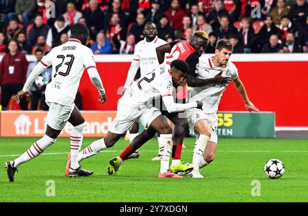 Leverkusen, Deutschland. Oktober 2024. Fußball: Champions League, Bayer Leverkusen - AC Milan, Vorrunde, Spieltag 2, BayArena, Leverkusener Sieger Boniface (2. Von rechts) im Kampf gegen die Mailänder Spieler Fikayo Tomori (l-r), Emerson und Matteo Gabbia. Quelle: Federico Gambarini/dpa/Alamy Live News Stockfoto