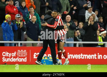 Wilson Isidor von Sunderland feiert das zweite Tor ihrer Mannschaft während des Sky Bet Championship Matches im Stadium of Light in Sunderland. Bilddatum: Dienstag, 1. Oktober 2024. Stockfoto