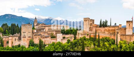 Alhambra Granada, Weltkulturerbe, Nasridenpaläste und Alcazaba vor der schneebedeckten Sierra Nevada, Provinz Granada, Spanien Stockfoto