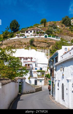 Granada Sacromonte, heiliger Berg, mit Höhlenwohnungen im Berg, auf dem schmalen Camino de Sacromonte, Provinz Granada, Spanien Stockfoto