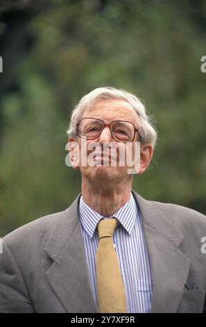 Professor Eric Hobsbawm war ein britischer Historiker des Aufstiegs des Industriekapitalismus, des Sozialismus und des Nationalismus. Als lebenslanger Marxist beeinflusste seine gesellschaftspolitischen Überzeugungen den Charakter seiner Arbeit. Hampstead, London, England, 1989 1980er Jahre Großbritannien HOMER SYKES Stockfoto