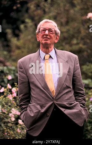 Professor Eric Hobsbawm war ein britischer Historiker des Aufstiegs des Industriekapitalismus, des Sozialismus und des Nationalismus. Als lebenslanger Marxist beeinflusste seine gesellschaftspolitischen Überzeugungen den Charakter seiner Arbeit. Hampstead, London, England, 1989 1980er Jahre Großbritannien HOMER SYKES Stockfoto