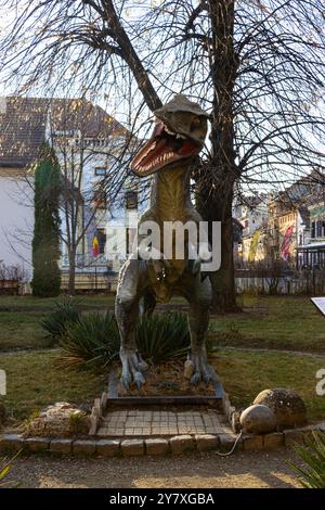 Dinosaurierstatue im Garten des Naturhistorischen Museums in Sibiu, Rumänien Stockfoto