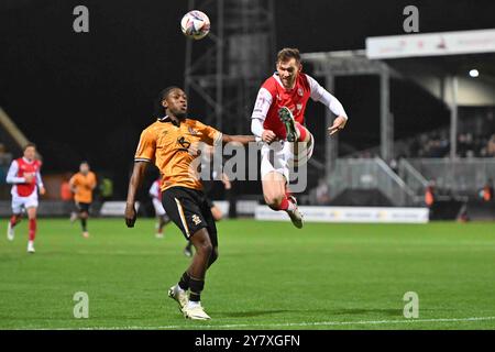 Jamie McCart (30 Rotherham United) legt den Ball während des Spiels der Sky Bet League 1 zwischen Cambridge United und Rotherham United im Cledara Abbey Stadium, Cambridge, am Dienstag, den 1. Oktober 2024, frei. (Foto: Kevin Hodgson | MI News) Credit: MI News & Sport /Alamy Live News Stockfoto