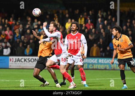 Jamie McCart (30 Rotherham United) wurde von Dan Nlundulu (9 Cambridge United) während des Spiels der Sky Bet League 1 zwischen Cambridge United und Rotherham United im Cledara Abbey Stadium, Cambridge, am Dienstag, den 1. Oktober 2024, herausgefordert. (Foto: Kevin Hodgson | MI News) Credit: MI News & Sport /Alamy Live News Stockfoto