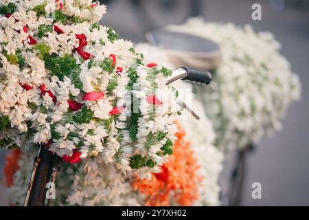 Pune, Indien, Blumenhändler, der Blumen auf dem Fahrrad verkauft. Jasminblüten Stockfoto