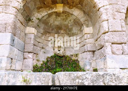 Asklipieion (Asklipion) auf der Insel Kos in Griechenland: Untere Terrasse, ehemalige Brunnennische mit Relief des Hirtengottes Pan Stockfoto