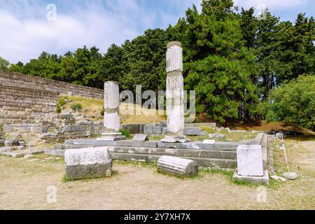 Asklipieion (Asklipion) auf der Insel Kos in Griechenland: Mittlere Terrasse, Ionische Säulen, Asklipios-Tempel (Tempel des Asklipios) Stockfoto