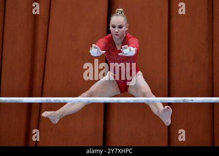 Kiew, Ukraine. September 2024. Kiew, Ukraine 29. September 2024 Bars unterschiedlicher Höhe in Ausführung Polina Dyachenko führt Übungen auf Ringen bei der ukrainischen Sportgymnastik-Meisterschaft 2024 -Sportpalast in Kiew, Ukraine (KUBANOV PAVLO UKR/SPP) Credit: SPP Sport Press Photo. /Alamy Live News Stockfoto