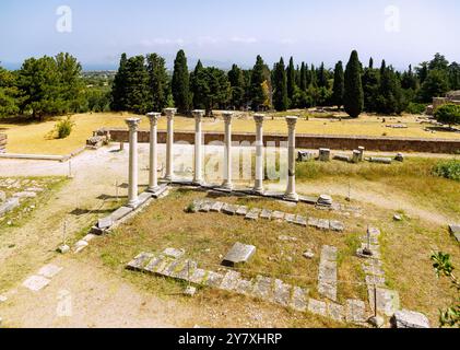 Asklipieion (Asklipion) auf der Insel Kos in Griechenland: Mittlere Terrasse, Ionische Säulen, Apollo-Tempel (Apollo-Tempel, Apollo-Tempel) Stockfoto