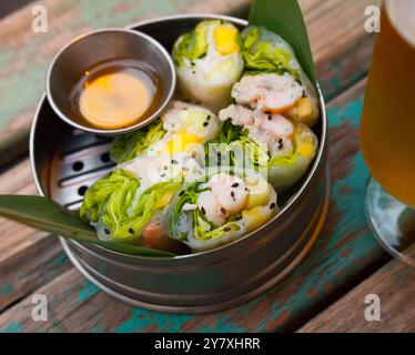 Köstliche Ceviche-Rollen mit weißem Fisch und Reispapier im vietnamesischen Stil Stockfoto