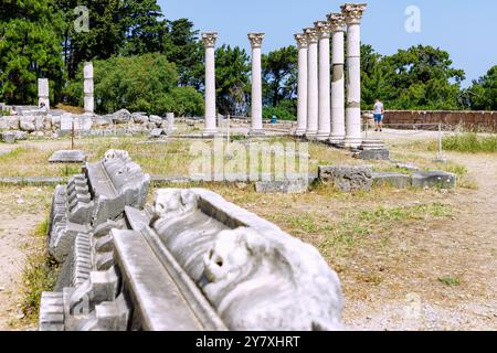 Asklipieion (Asklipion) auf der Insel Kos in Griechenland: Mittlere Terrasse, Ionische Säulen, Apollo-Tempel (Apollo-Tempel, Apollo-Tempel) Stockfoto