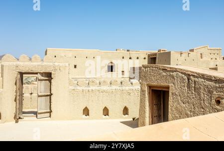 Bahla arabisches Wüstenschloss Fort Innenhof Straßen und Gebäude, Bahla, Oman Stockfoto