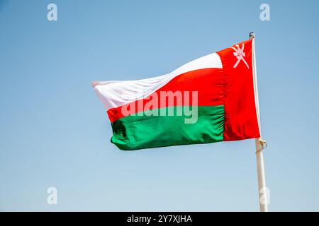 Die omanische Flagge winkt im Wind, Jabrin, Bahla, Sultanat Oman Stockfoto